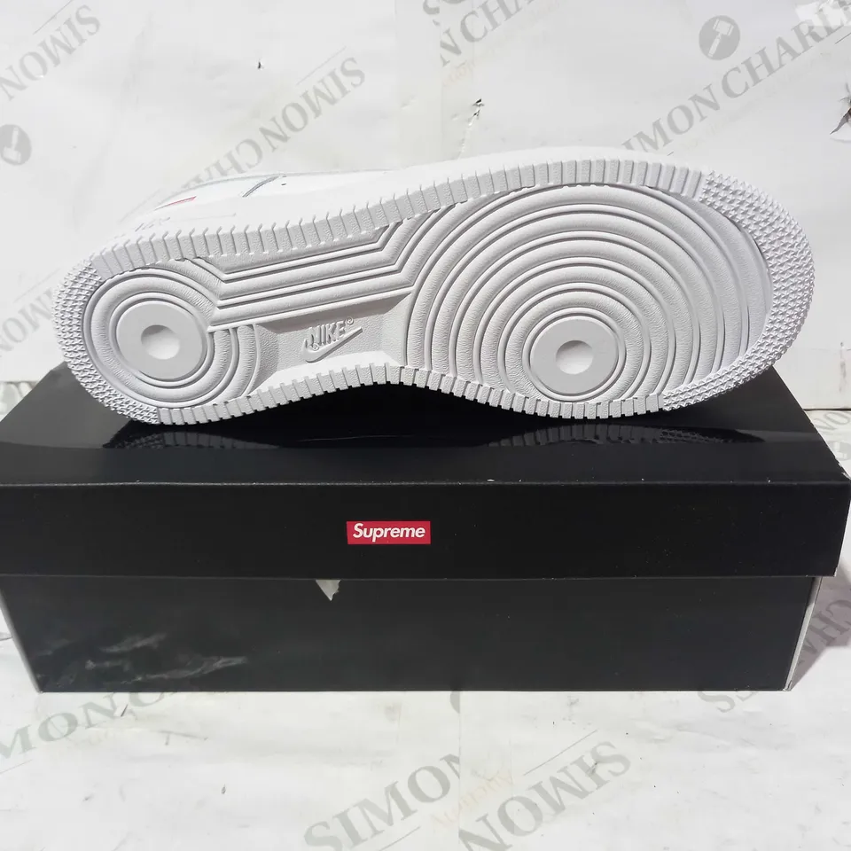 BOXED PAIR OF NIKE AIR FORCE 1 SHOES IN WHITE UK SIZE 9.5