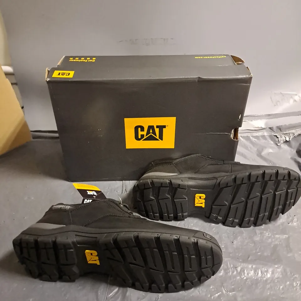 BOXED PAIR OF CAT THRESHOLD LOW SHOES BLACK UK 10