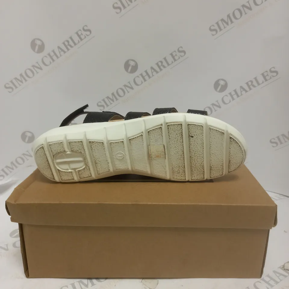 BOXED PAIR OF CUSHION WALK ONE TOUCH CLOSE SANDALS IN BLACK - SIZE 7