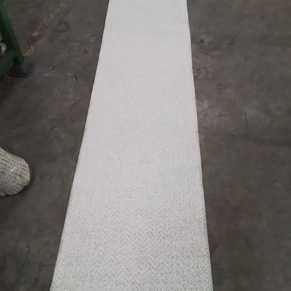 QUALITY DESIGNER AREA RUG - APPROXIMATELY 230X60CM