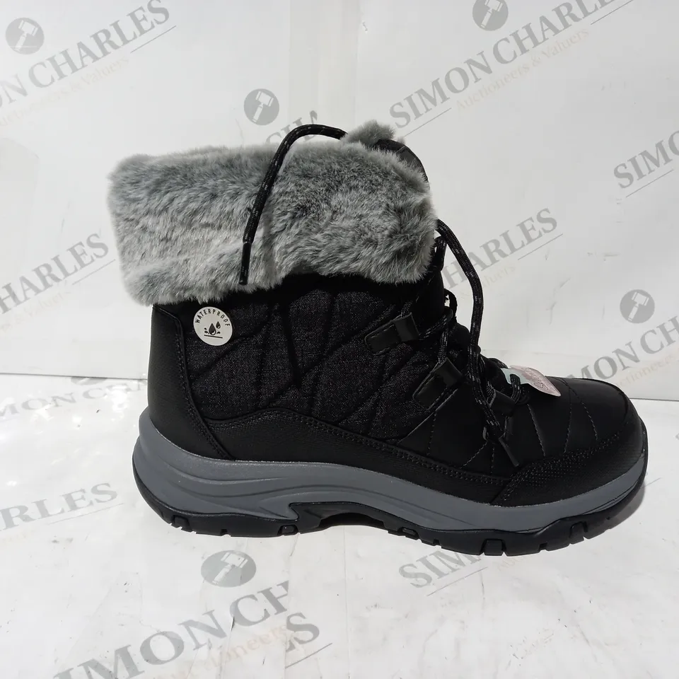 BOXED PAIR OF SKECHERS TREGO BOOTS IN BLACK UK SIZE 5