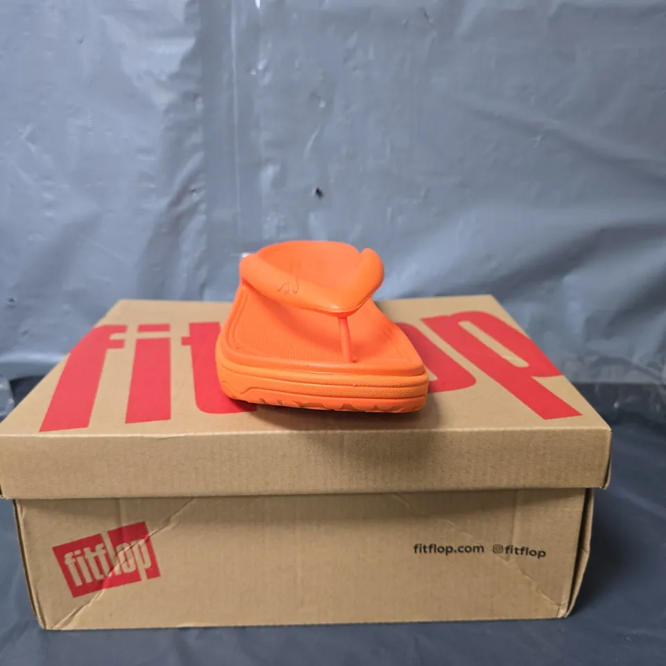 FITFLOP THONG SANDALS - ORANGE - SIZE 4