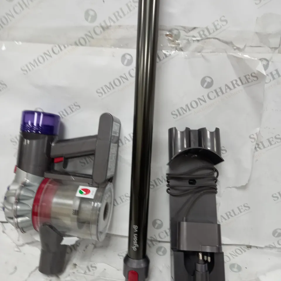 DYSON V8 VACUUM CLEANER 