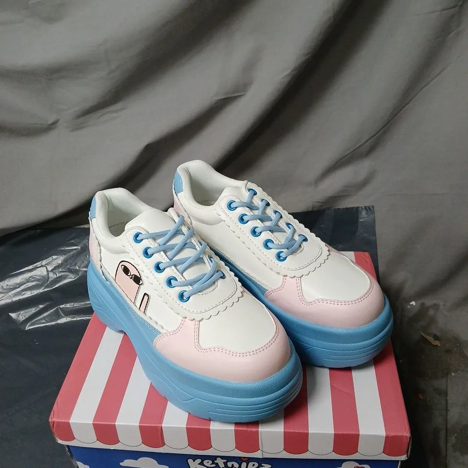 KOI BEAN SAYS HI CHUNKY TRAINERS BLUE BOXED SIZE 5