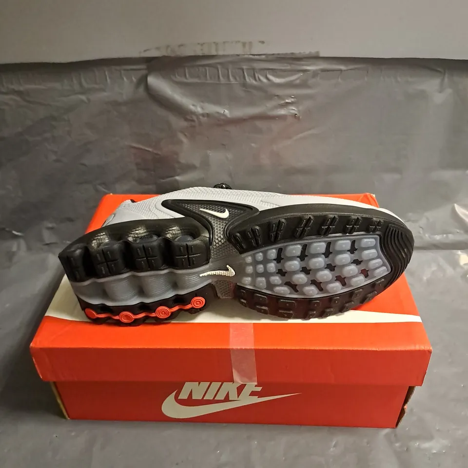 BOXED PAIR OF NIKE AIR MAX DN TRAINERS IN WOLF GREY BLACK SIZE UK 4.5