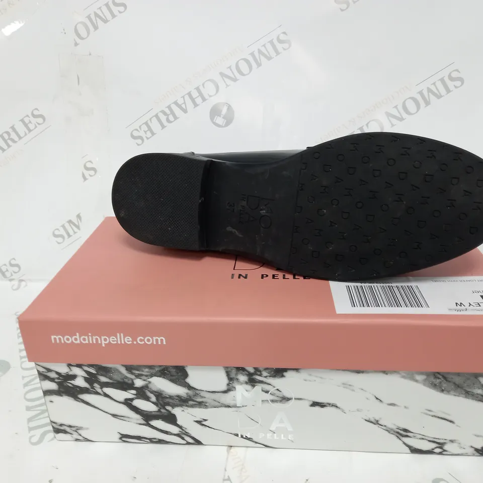BOXED PAIR OF MODA IN PELLE IN BLACK SIZE 4