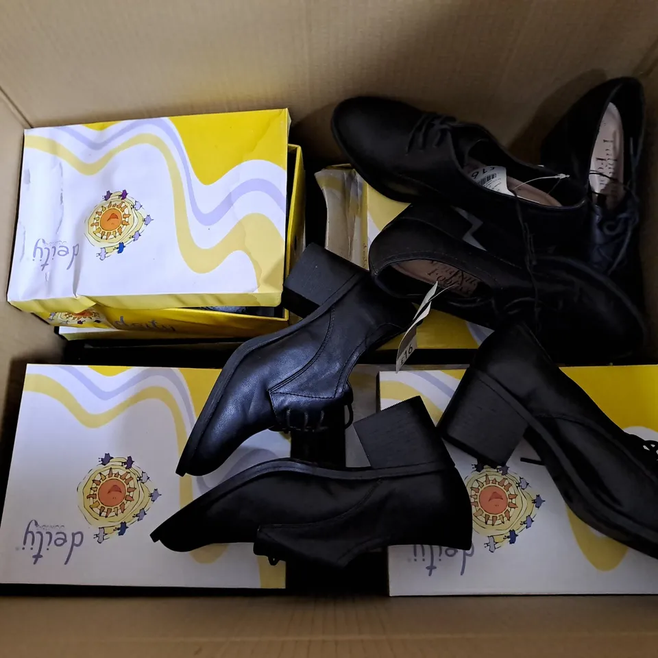 APPROXIMATELY 10 PAIRS OF ASSORTED SHOES TO INCLUDE BOXED AND UNBOXED HEELS AND BOOTS
