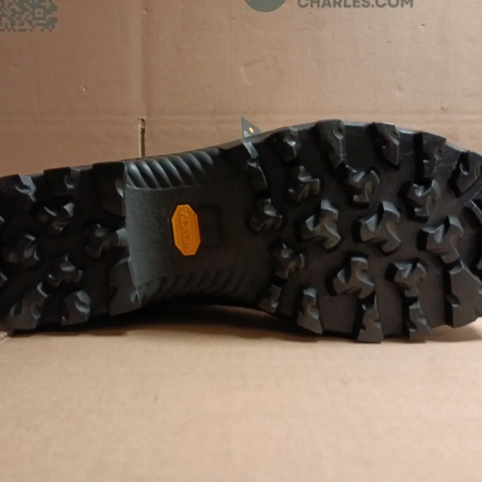 BOXED PAIR OF HOGGS OF FIRE WELLINGTON BOOTS IN DARK GREEN SIZE UK 8