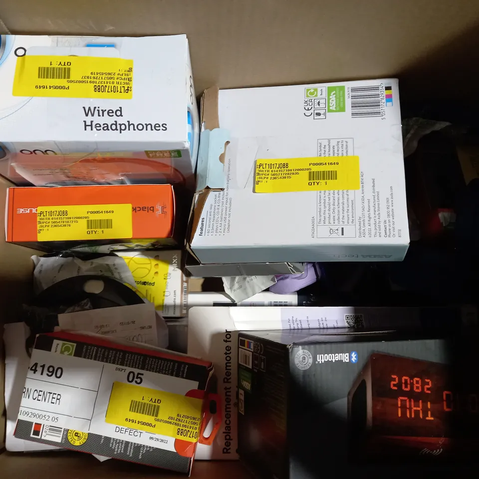 LOT OF APPROXIMATELY 20 ASSORTED HOUSEHOLD ITEMS TO INCLUDE ASDA TECH POWER BANK, DESIGNER CHARGER FOR ALL C-DEVICES, BLACKWEB USB-A TO USB-C CABLE, ETC