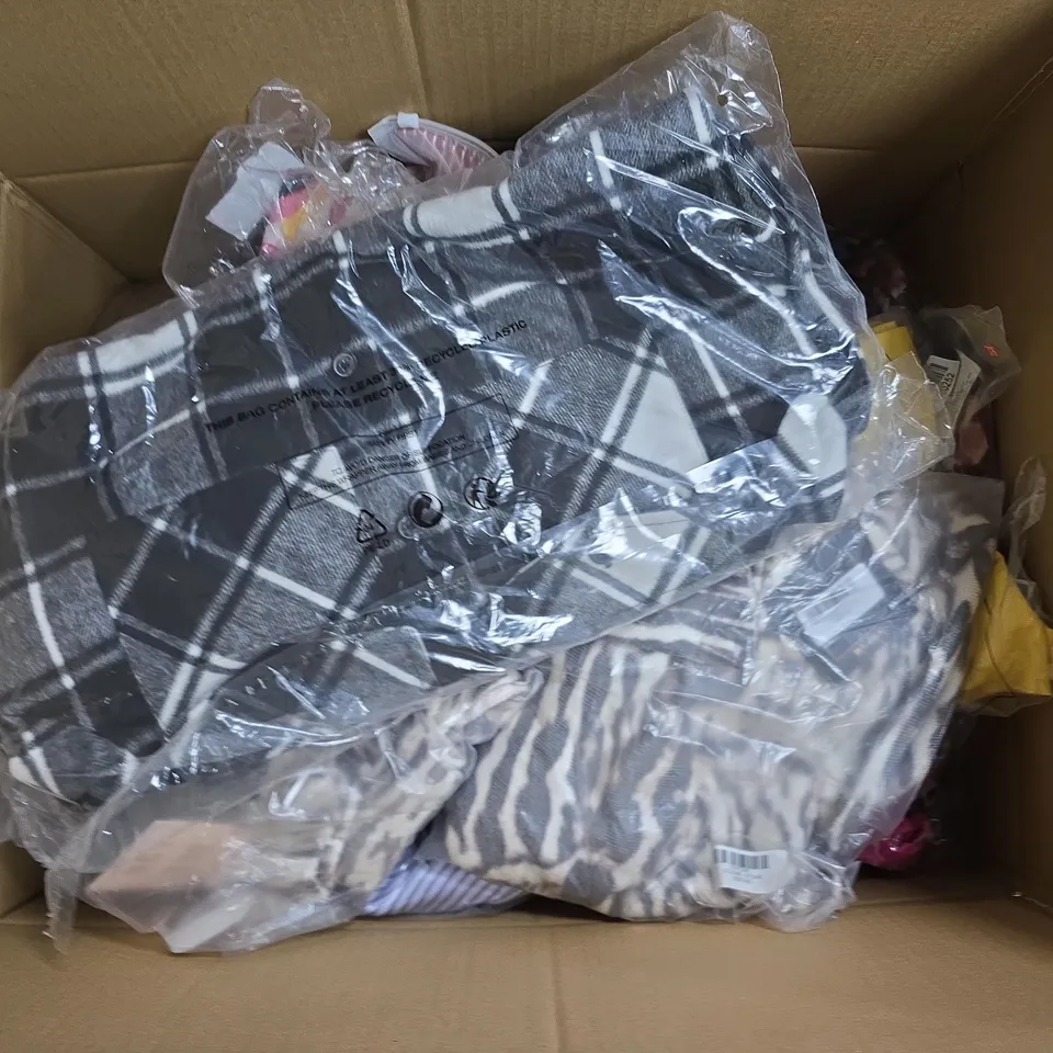 APPROXIMATELY 35 ASSORTED CLOTHING ITEMS IN VARIOUS SIZES, STYLES & COLOURS TO INCLUDE BRANDS SUCH AS THREADBARE, QED LONDON, LA MAREY, ETC - COLLECTION ONLY