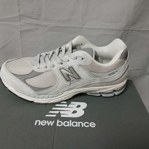 NEW BALANCE 2002R SNEAKERS – GREY/WHITE – MEN’S (US 8.5)