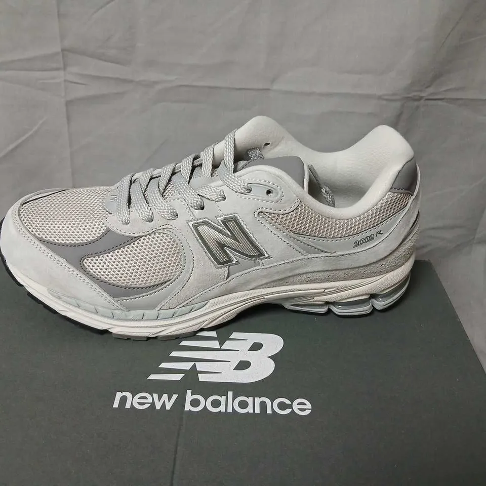 NEW BALANCE 2002R SNEAKERS – GREY/WHITE – MEN’S (US 8.5)
