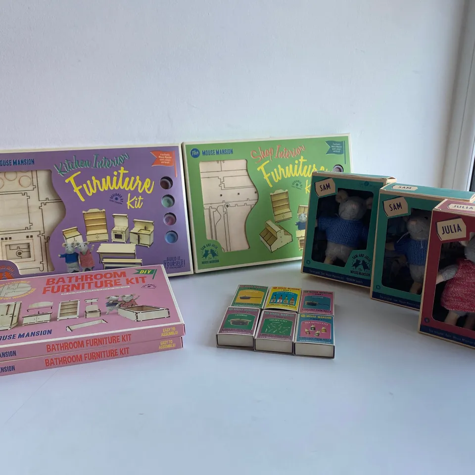 13 ASSORTED BRAND NEW MOUSE MANSION ITEMS TO INCLUDE: 4 FURNITURE KITS, 2 X SAM DOLLS, 1 X JULIA, 6 MINIS 