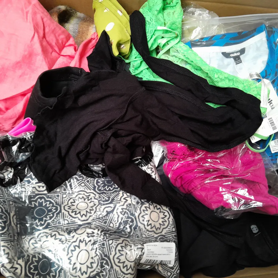 BOX OF APPROXIMATELY 25 ASSORTED CLOTHING ITEMS TO INCLUDE - T-SHIRT , DRESS , BANDANA ETC