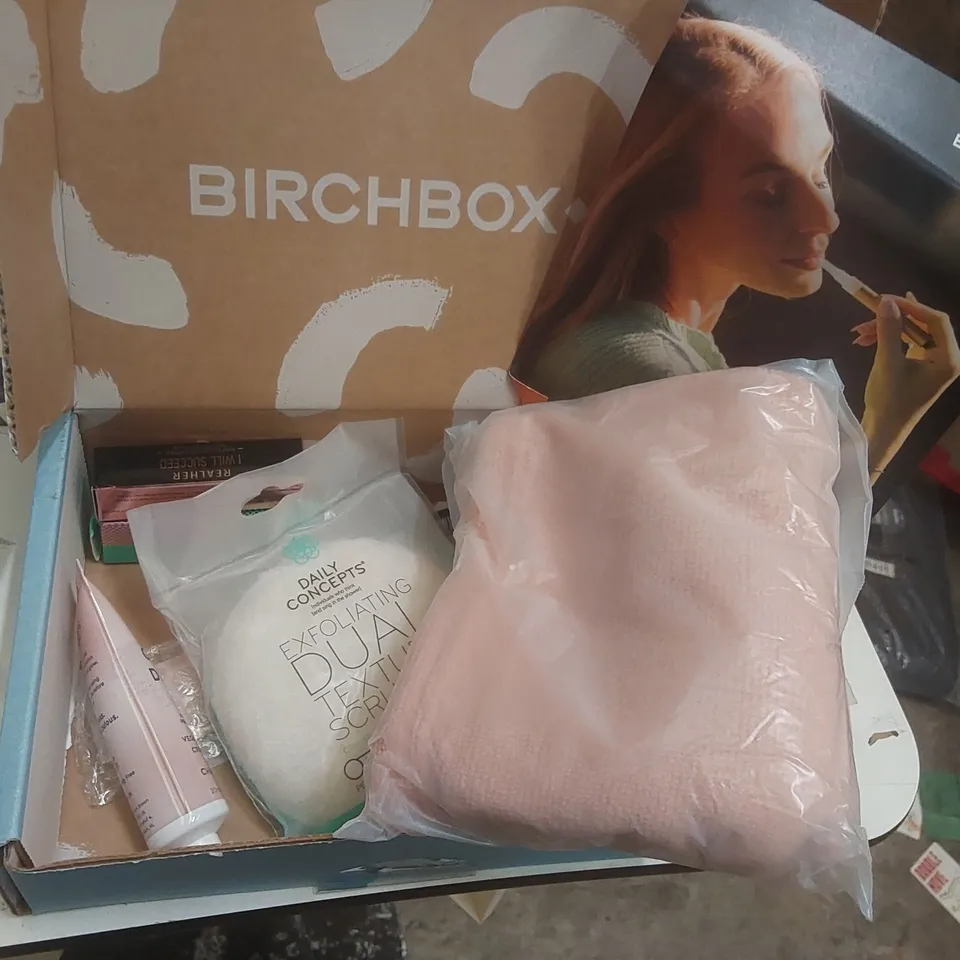 PALLET CONTAINING A VERY LARGE QUANTITY OF ASSORTED BEAUTY RELATED PRODUCTS INCLUDING: BIRCHBOX BEAUTY SETS ECT