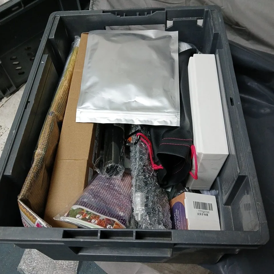 APPROXIMATELY 15 ASSORTED HOUSEHOLD ITEMS TO INCLUDE PENS, SCREEN PROTECTOR, PORTABLE SEWING MACHINE, POLYFILLA ETC