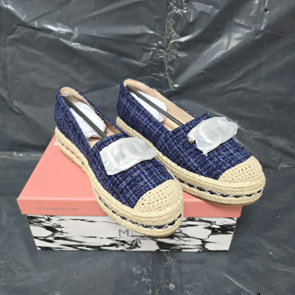 BOXED PAIR OF MODA IN PELLE FOLIO ESPADRILLE FLATFORM LOAFER IN NAVY - SIZE 7