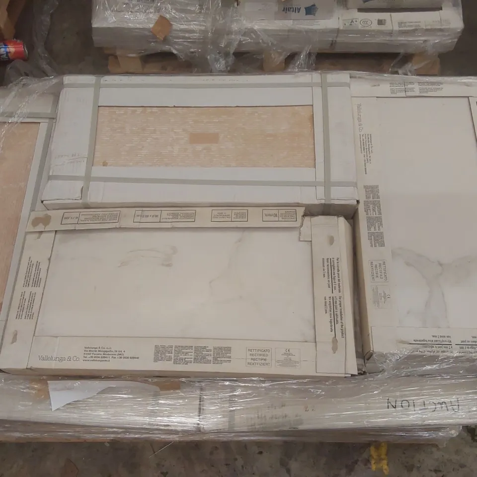 PALLET CONTAINING A LARGE QUANTITY OF BRAND NEW TILES