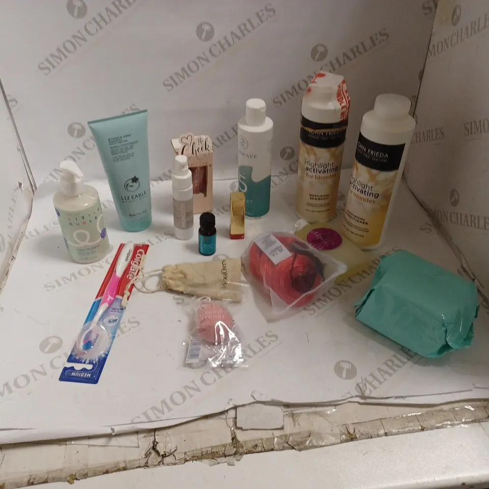 LOT OF APPROX. 15 HEALTH AND BEAUTY ITEMS - MAX FACTOR LIPSTICK, HAIR PROTECTION GEL, BLUSH