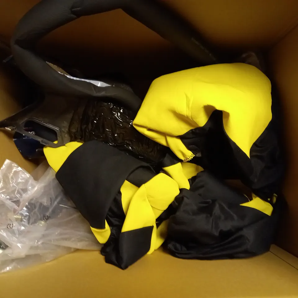 BOX OF APPROXIMATELY 10 ASSORTED VEHICULAR PARTS & ACCESSORIES TO INCLUDE WIPER BLADE, BICYCLE TYRE, PIPE INSULATION ETC 