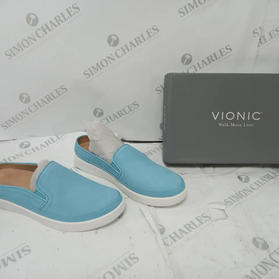 VIONIC EFFORTLESS TRAINER SIZE 6 IN BLUE 