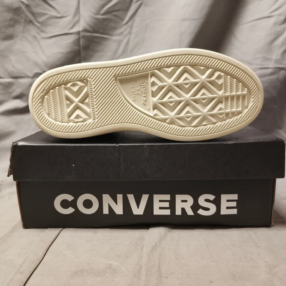 BOXED PAIR OF CONVERSE FLATFORM SHOES IN BLACK/CREAM SIZE UK 5