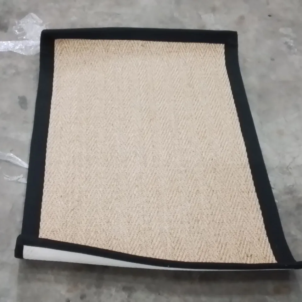 QUALITY DESIGNER AREA RUG - APPROXIMATELY 90X60CM