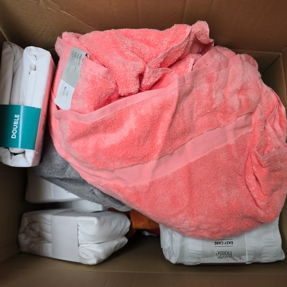 APPROXIMATELY 8 ASSORTED ITEMS TO INCLUDE SEERSUCKER DUVET SET SUPER KING, DOUBLE FLAT SHEET, ORANGE TOWE, ETC - COLLECTION ONLY