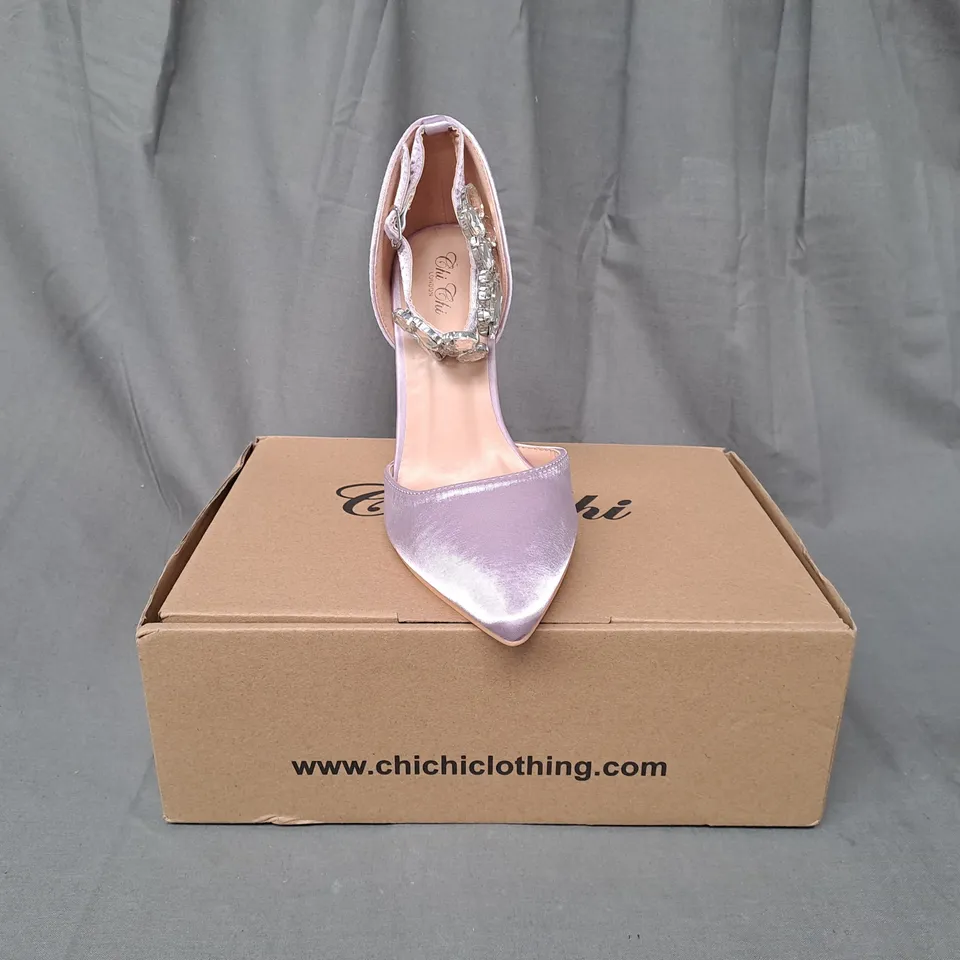 BOXED PAIR OF CHI CHI STILETTO HEEL COURT SHOES IN LILAC W. EMBELLISHED ANKLE STRAP SIZE 6