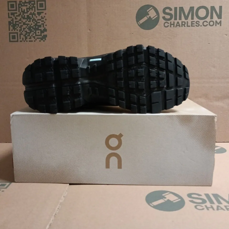 BOXED PAIR OF ON CLOUDROCK LOW WATERPROOF SHOES IN EARTH BROWN/BLACK SIZE 8.5