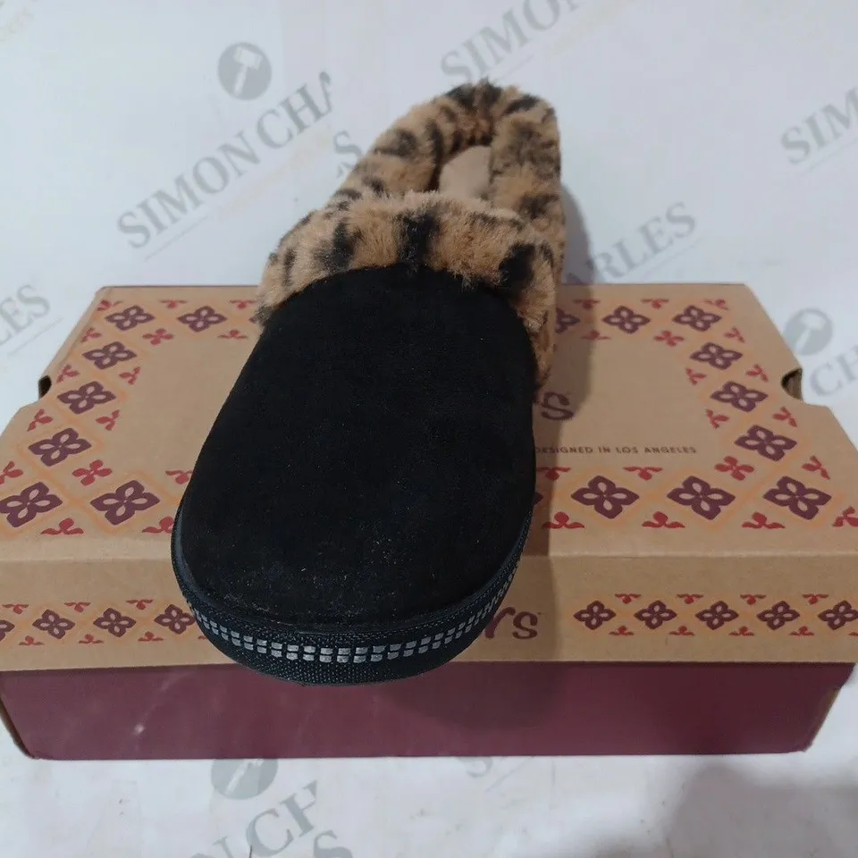 BOXED PAIR OF SKECHERS LUR LINED SLIPPERS IN BLACK SIZE 5.5