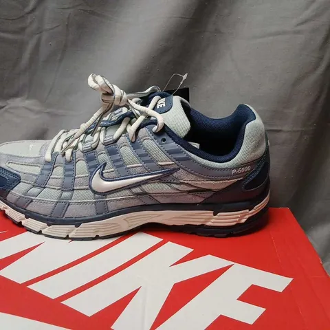 NIKE P-6000 SE SNEAKERS – BLUE/PEARL, UK 8 (US 9)