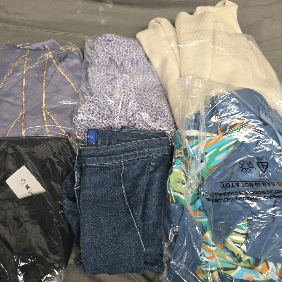 APPROXIMATELY 35 ASSORTED CLOTHING ITEMS IN VARIOUS SIZES, STYLES & COLOURS TO INCLUDE JEANS, SWEATER, TOPS, ETC - COLLECTION ONLY