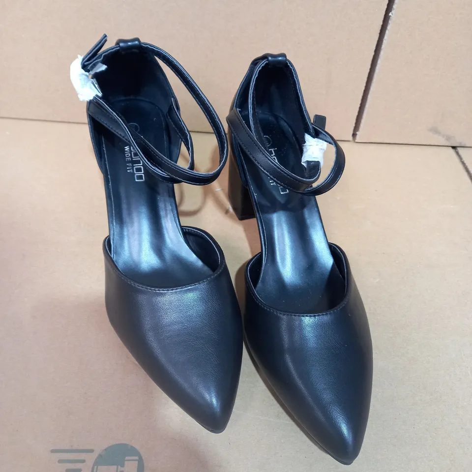 PAIR OF SIZE 7 BLAKC BOOHOO MID-HEELED BOOTS