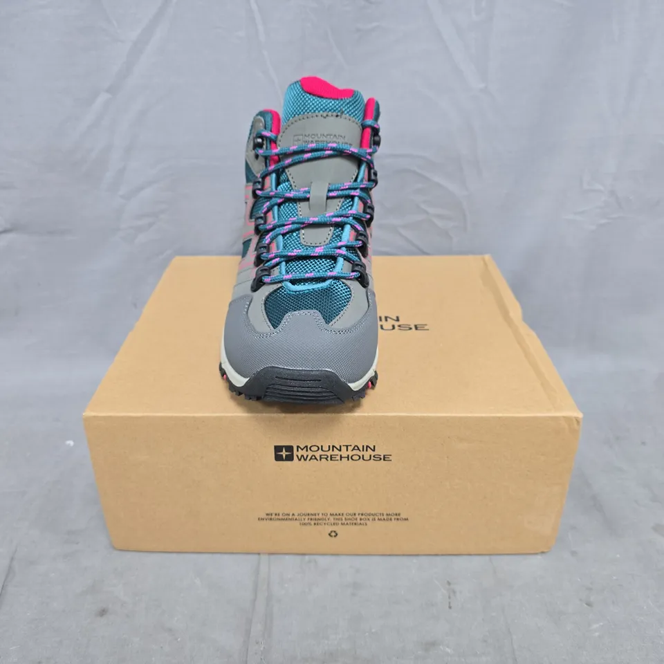 BOXED PAIR OF MOUNTAIN WAREHOUSE OSCXAR 2 KIDS WALKING BOOTS IN TEAL/MULTI SIZE UK 5