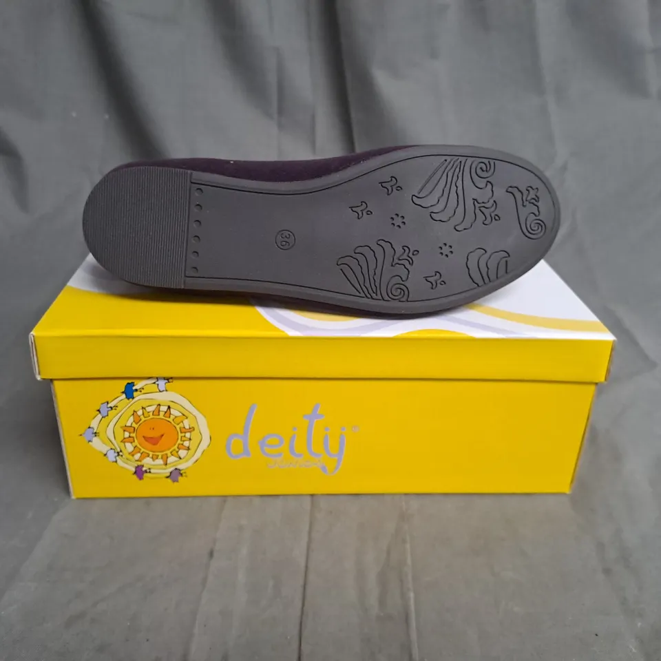 BOXED LOT OF 12 PAIRS OF CHILDREN'S SANDALS. VARIOUS SIZES