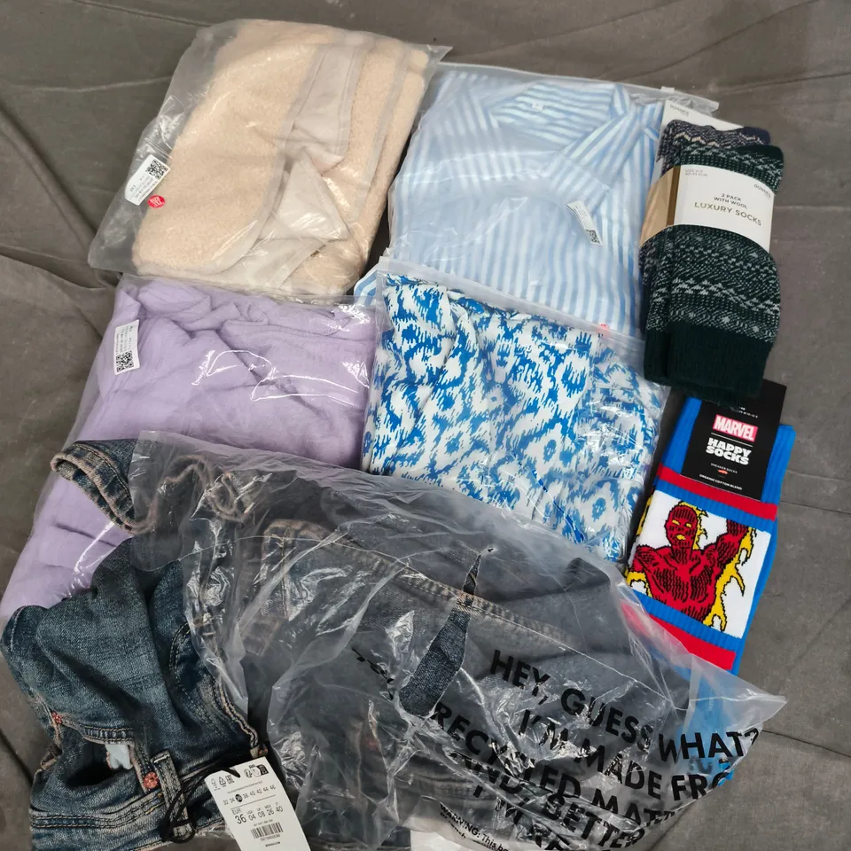 APPROXIMATELY 30 ASSORTED CLOTHING ITEMS IN VARIOUS SIZES, STYLES & COLOURS TO INCLUDE BRANDS SUCH AS DUNNES, BERSHKA, HAPPY SOCKS, ETC - COLLECTION ONLY