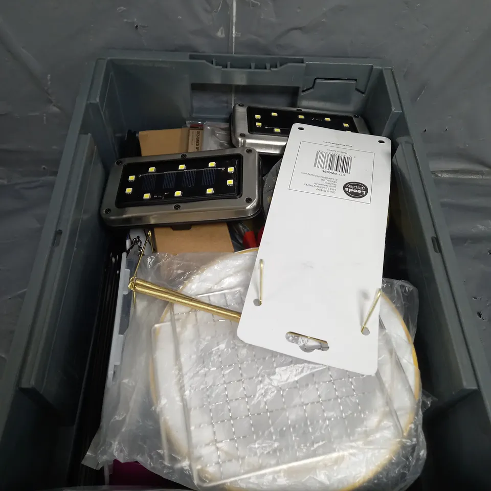 APPROXIMATELY 20 ASSORTED HOUSEHOLD ITEMS TOO INCLUDE PLATES , SOLAR LIGHTS , CUTTING WHEELS , ETC 