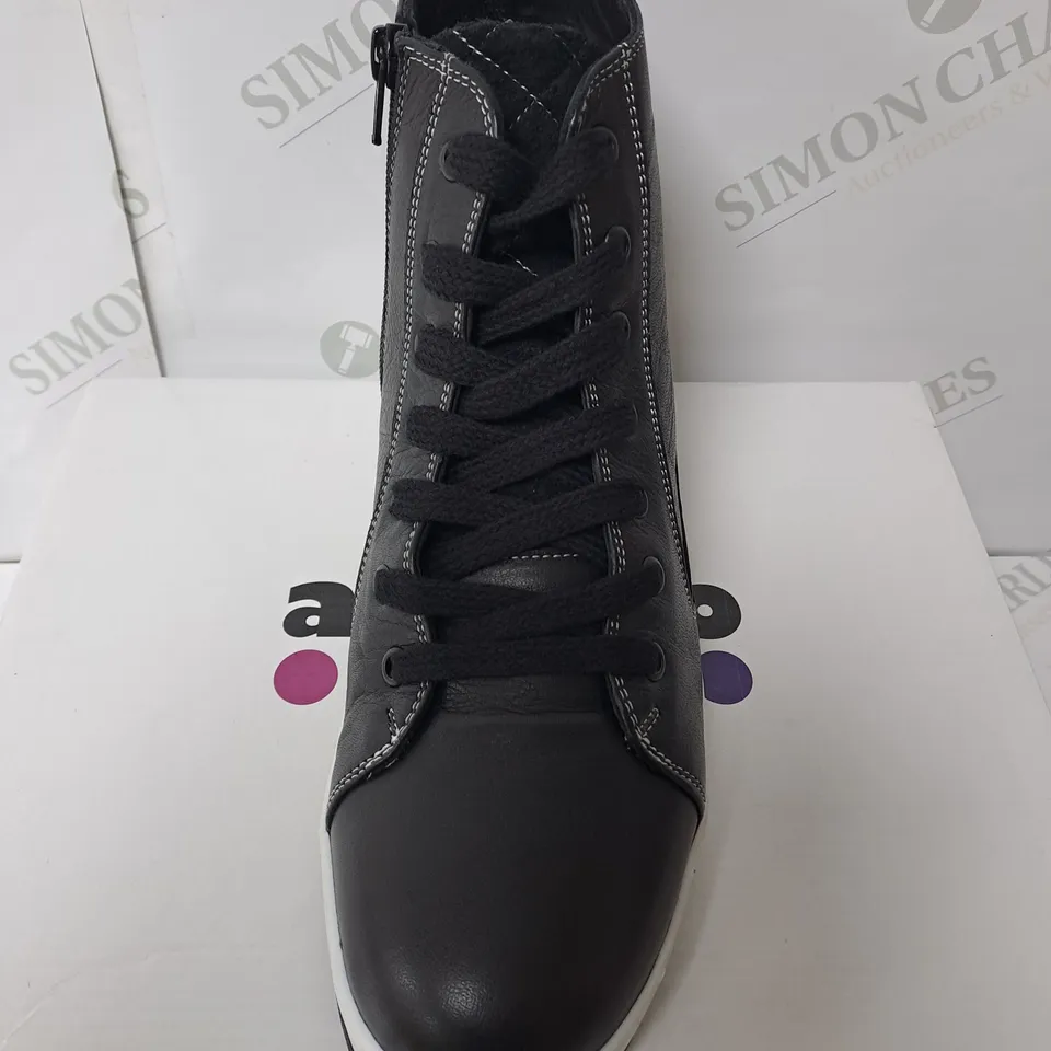 BOXED ADESSO BLACK ZIPPED BOOTS SIZE 7