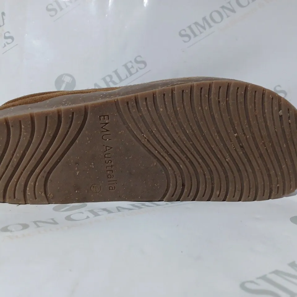 BOXED PAIR OF EMU AUSTRALIA SLIPPERS IN CHESTNUT SIZE 9