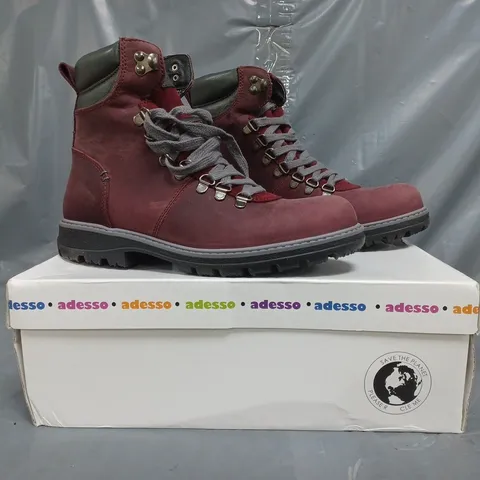 BOXED PAIR OF ADESSO HIKING BOOTS IN WINE SIZE 6