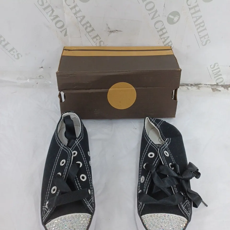 APPROXIMATELY 20 PAIRS OF BOXED DESIGNER JEWELLED FLAT TRAINER, BLACK IN VARIOUS SIZES 