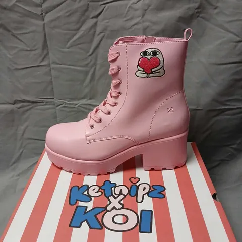BRAND NEW BOXED KOI KETNIPZ LACE UP BOOTS β KIDS, PINK SIZE 9