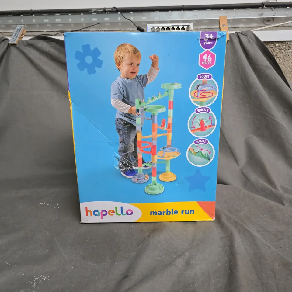 CAGE CONTAINING A LARGE QUANTITY OF KIDS TOYS AND GAMES TO INCLUDE HAPELLO MARBLE RUN, MAJORETTE CONSTRUCTION TOY FIGURES, STITCH PLUSH TOY, DINOSAUR FIGURE, HAPELLO MUSHROOM SPRINKLER ETC