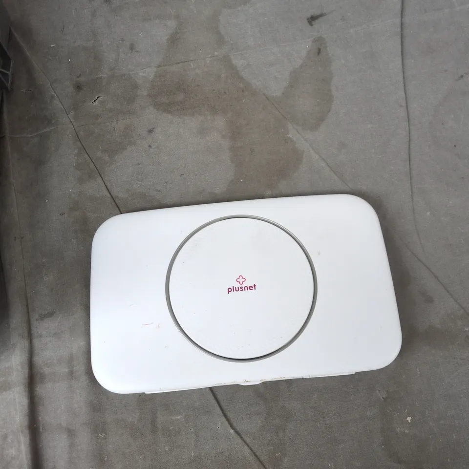 TOTE OF APPROXIMATELY 12 ASSORTED ITEMS TO INCLUDE: PLUSNET BROADBAND ROUTER 