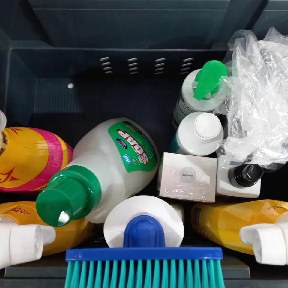 BOX OF APPROX 12 ASSORTED LIQUIDS TO INCLUDE - THE PINK STUFF CLEANER - CARPET STAIN REMOVER - CLEAR GLUE ECT