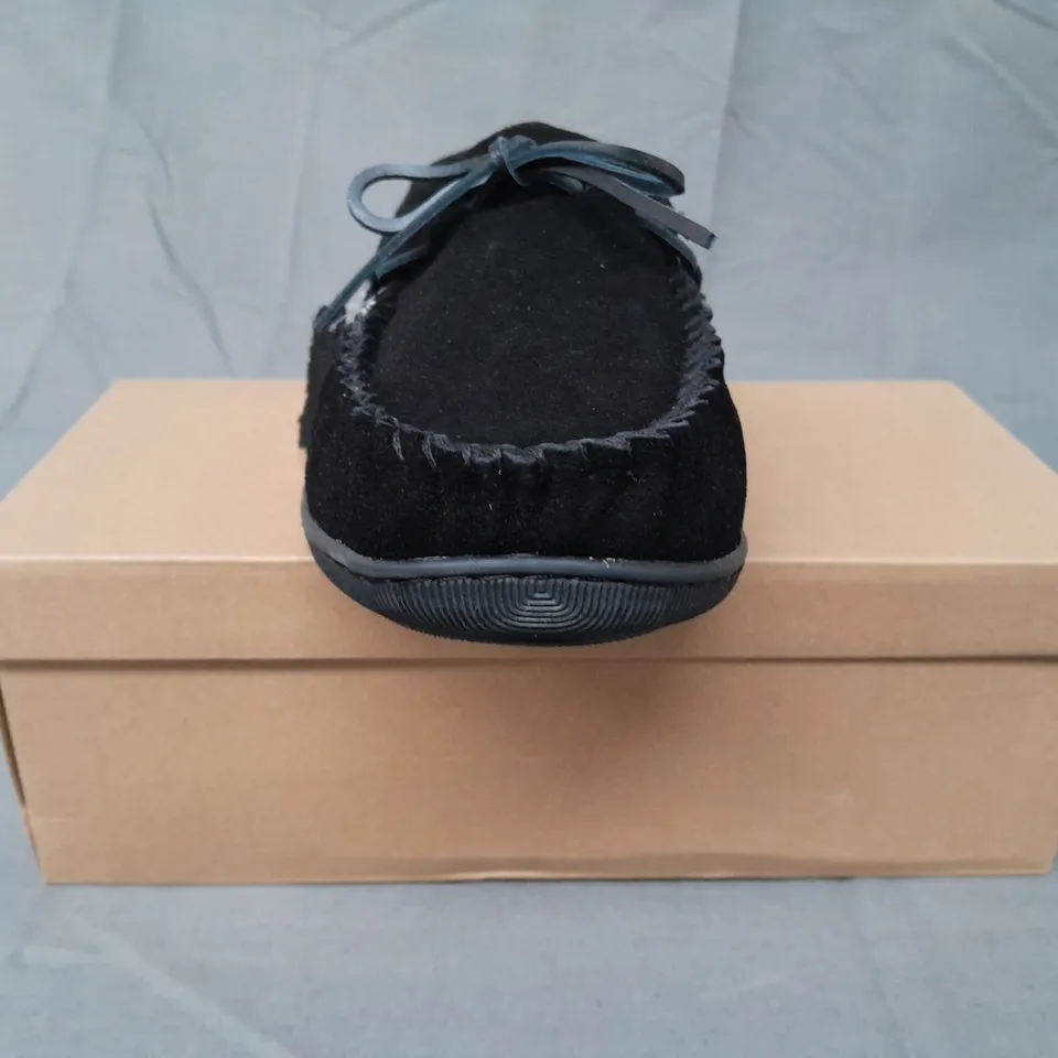BOXED PAIR OF JO & JOE NEW ENGLAND SUEDE SLIPPERS IN BLACK UK SIZE 12