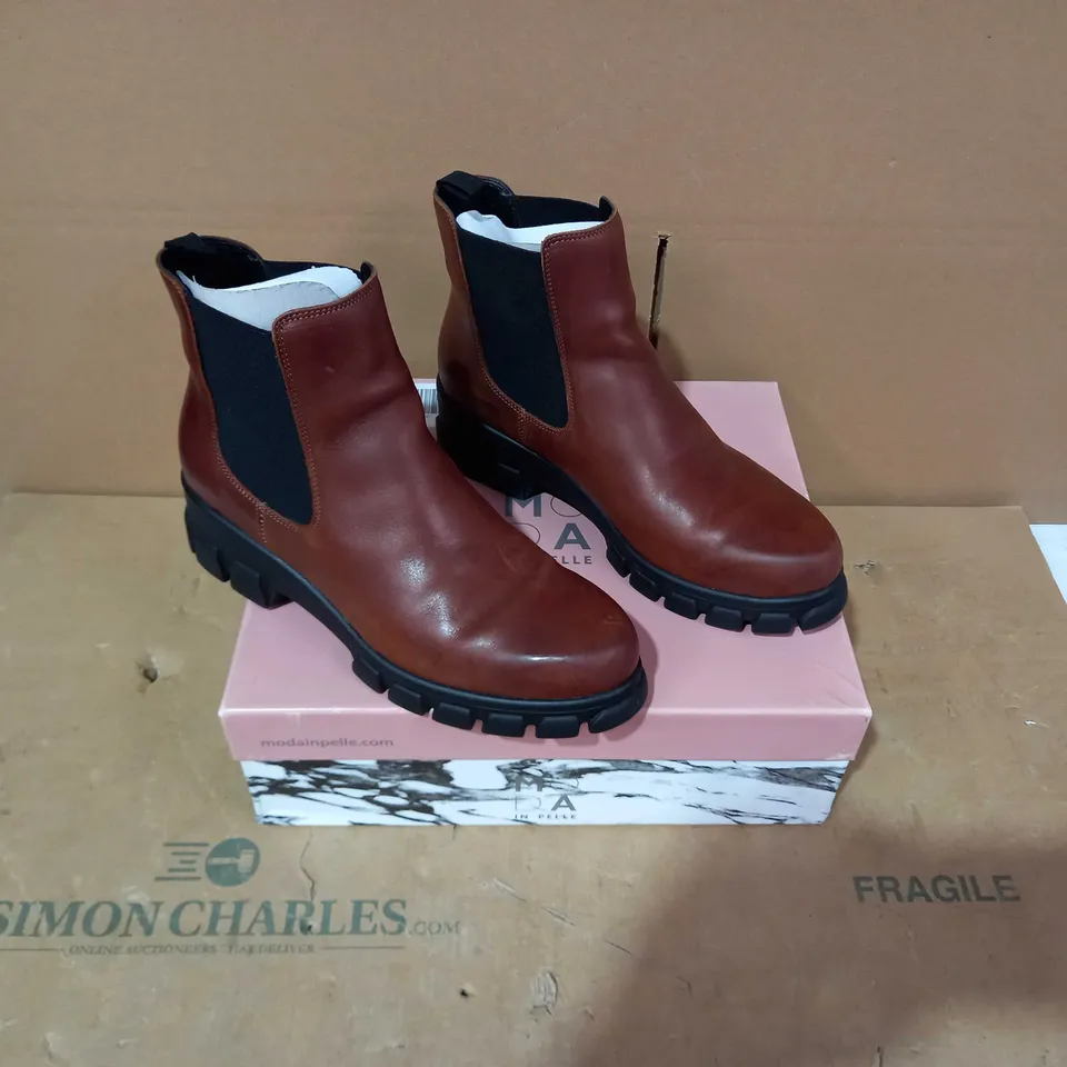 BOXED PAIR OF MODA IN PELLE BROWN BOOTS- SIZE 40
