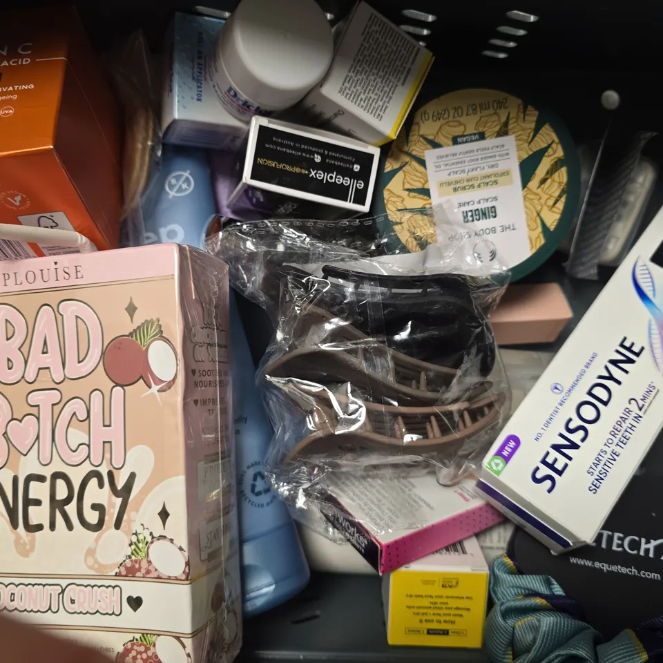 APPROXIMATELY 15 ASSORTED HEALTH & BEAUTY ITEMS TO INCLUDE - MOOGOO MOISTURIZER , SIMPLE MOISTURIZER , THE BODY SHOP GINGER CONDITIONER ETC