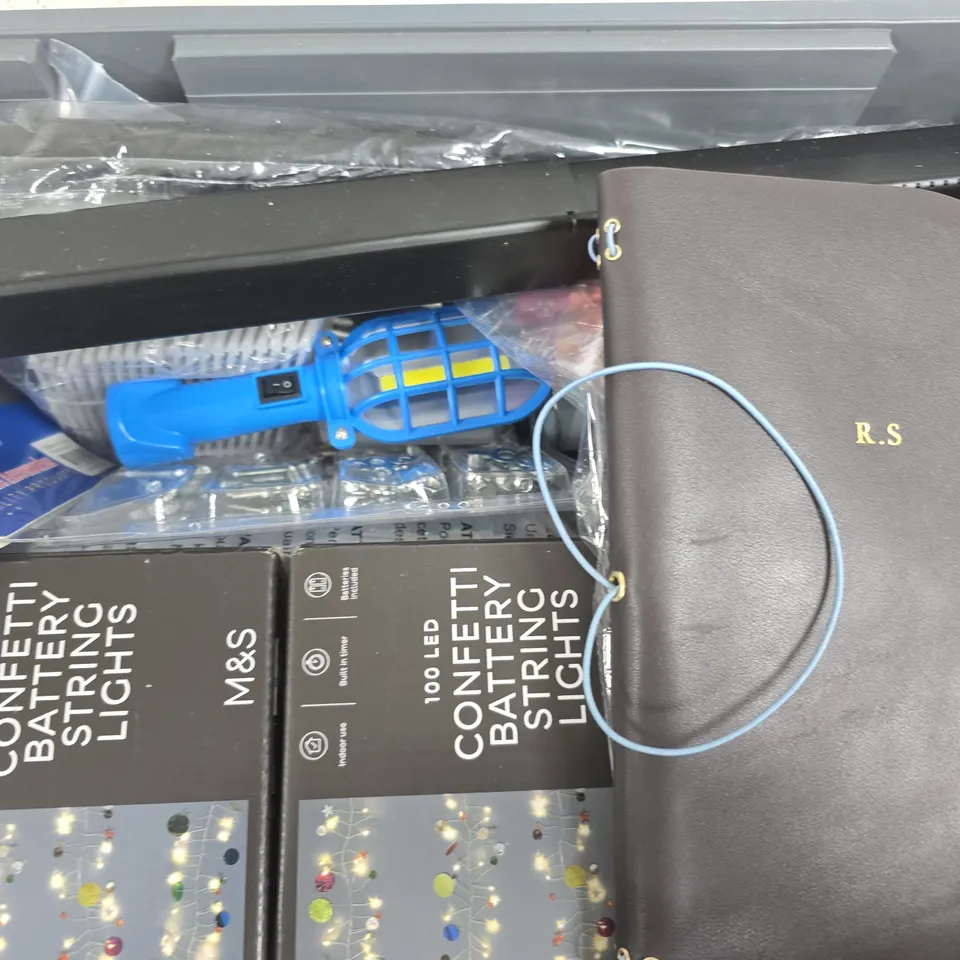 APPROXIMATELY 15 ASSORTED HOUSEHOLD ITEMS TO INCLUDE CONFETTI BATTERY STRING LIGHTS, DOG BALL, ARTIFIAL FLOWER DEORATIONS, ETC